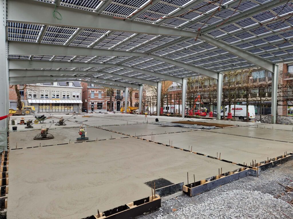 Coulage du béton en dessous de la halle (travail de nuit, 16-17 mars)