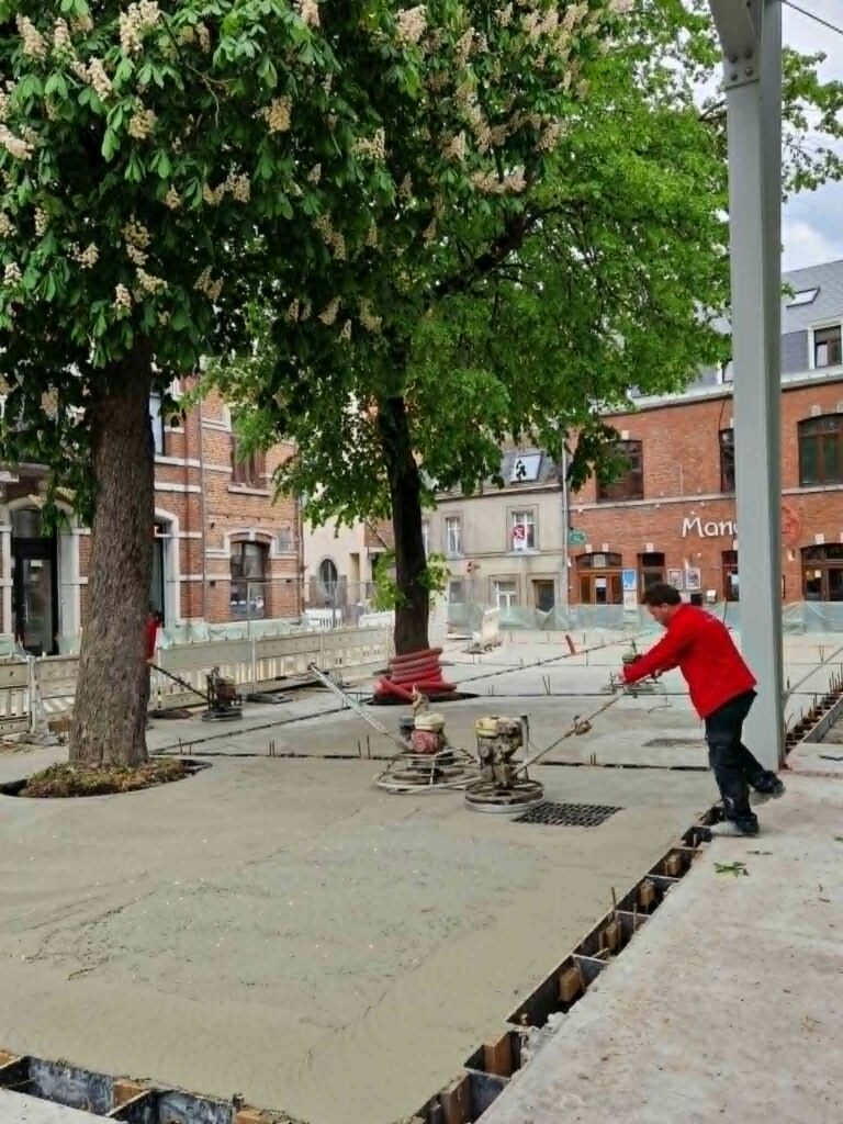 Bétonnage espace entre voirie et façades